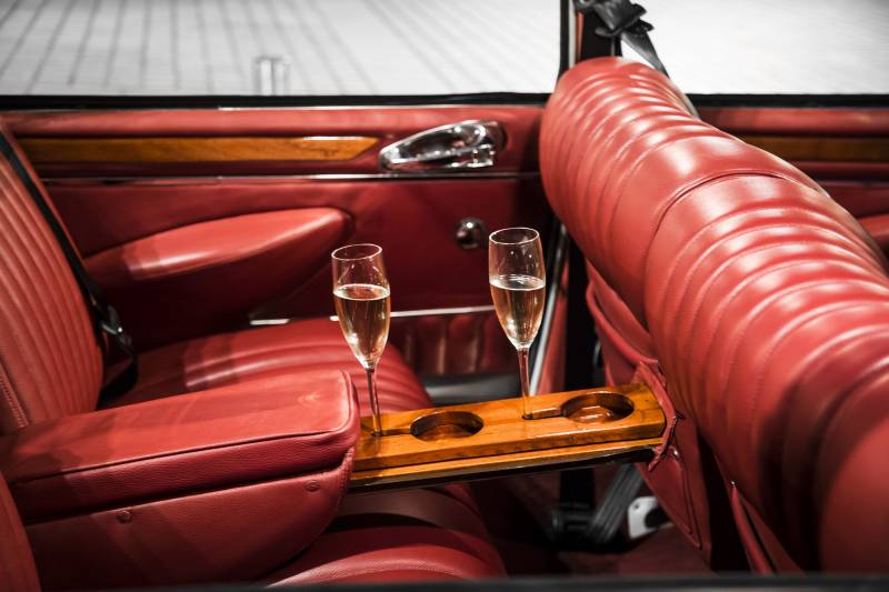 Limousine découvrable avec minibar et champagne